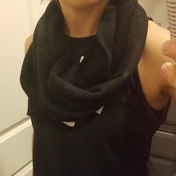 Black loop scarf - Picture 1 of 3